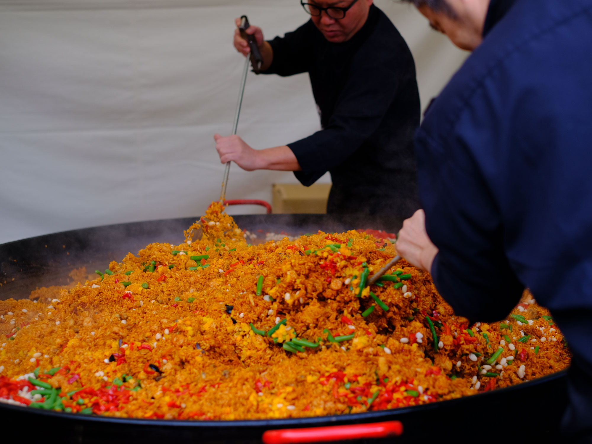 日本パエリア協会監修!フィエスタ名物・大鍋パエリアで至福のひととき