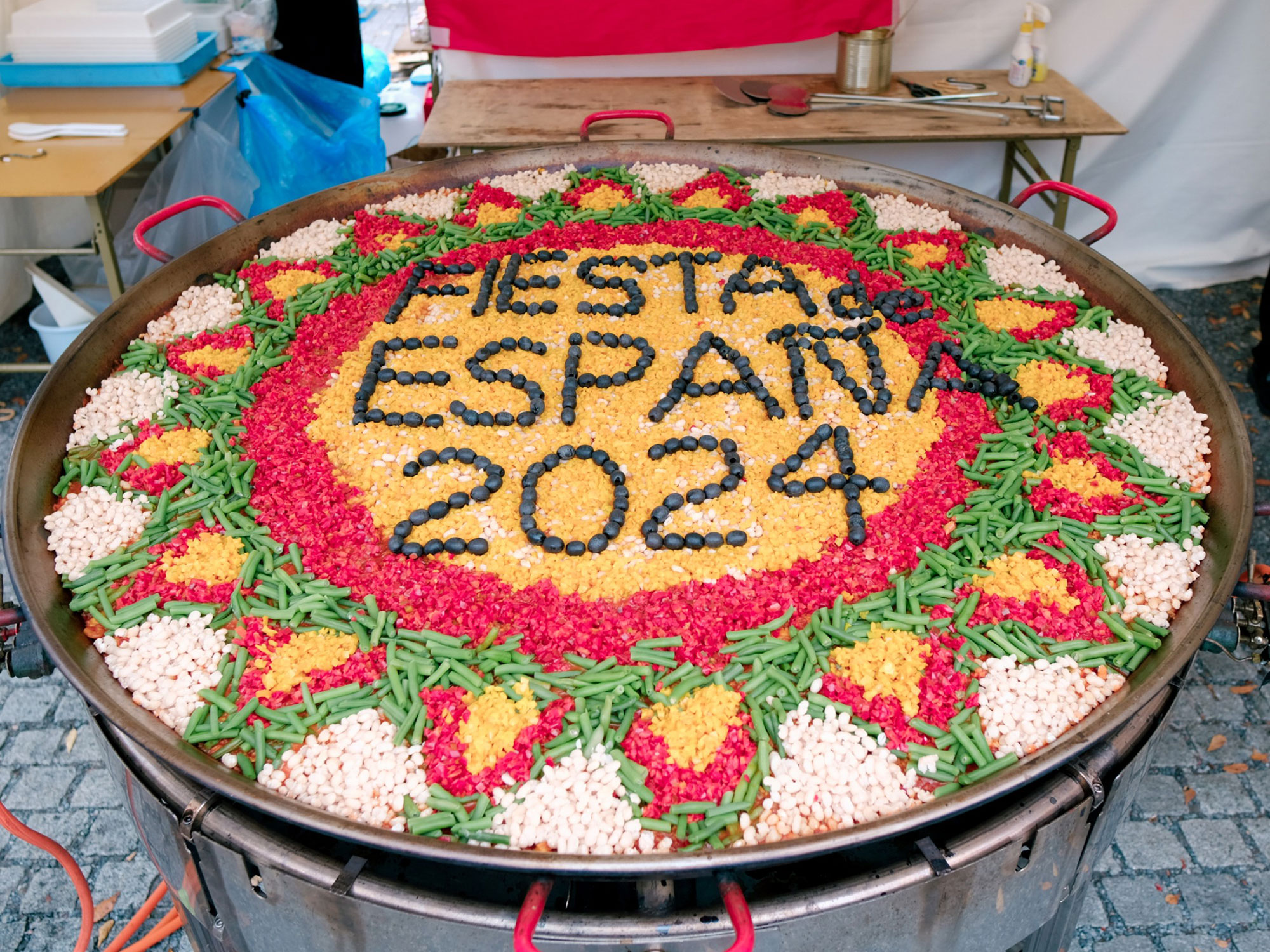 日本パエリア協会監修!フィエスタ名物・大鍋パエリアで至福のひととき